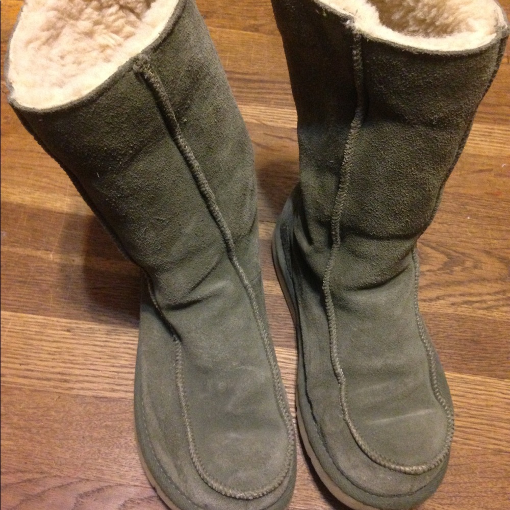 Ugg - image 1